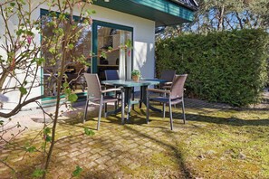 Outdoor dining - House Berlin, shell maisonette apartment in Loddin - modern, quiet and close to nature (Loddin)