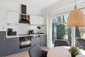 Fridge, microwave, oven, stovetop - House Berlin, shell maisonette apartment in Loddin - modern, quiet and close to nature (Loddin)