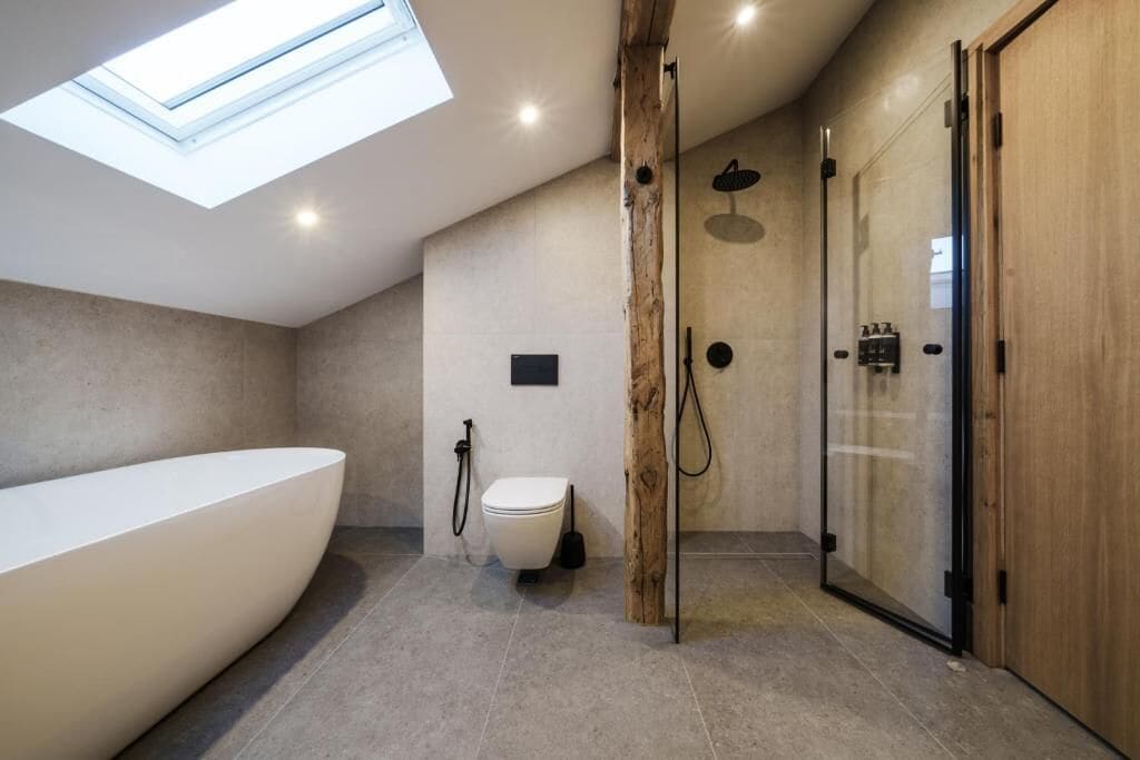 Douche, séchoir à cheveux, serviettes fournies, savon