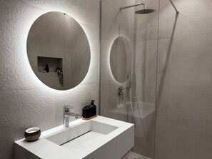 Shower, hair dryer, bidet, towels - Pran' Detit Apartments: 1-bedroom apartment in Vlora with balcony (Vlora)
