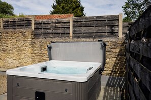 Outdoor spa tub - Poppy Cottage | Sands Farm (Wilton)