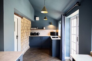 Coffee/tea maker, fridge, microwave, oven - Poppy Cottage | Sands Farm (Wilton)