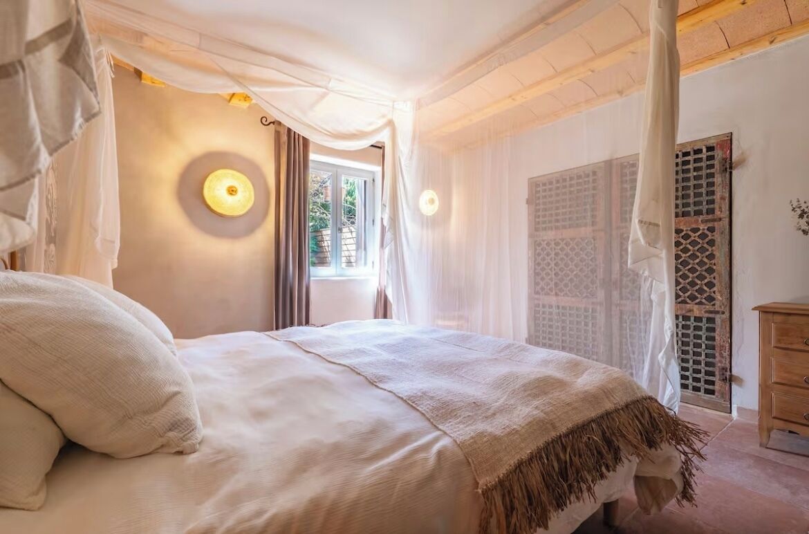 Tabla de planchar con plancha, wifi, ropa de cama