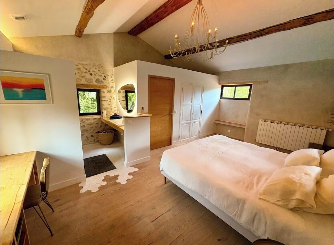 5 chambres, fer et planche à repasser, Wi-Fi, draps fournis
