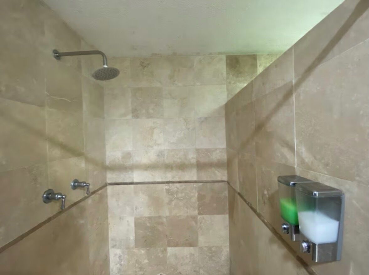 Dusche, Haartrockner, Seife, Toilettenpapier