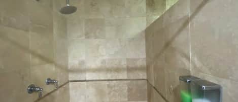 Dusche, Haartrockner, Seife, Toilettenpapier