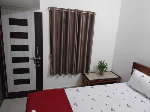 Delux Bedroom with AC, Walkable Distance from Puri Bus stand and Railway Station