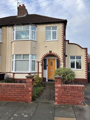 Exterior - Sleeps 6 | Parking | Near Royal Birkdale Open | 12–19 July | Train to Hillside (Litherland)