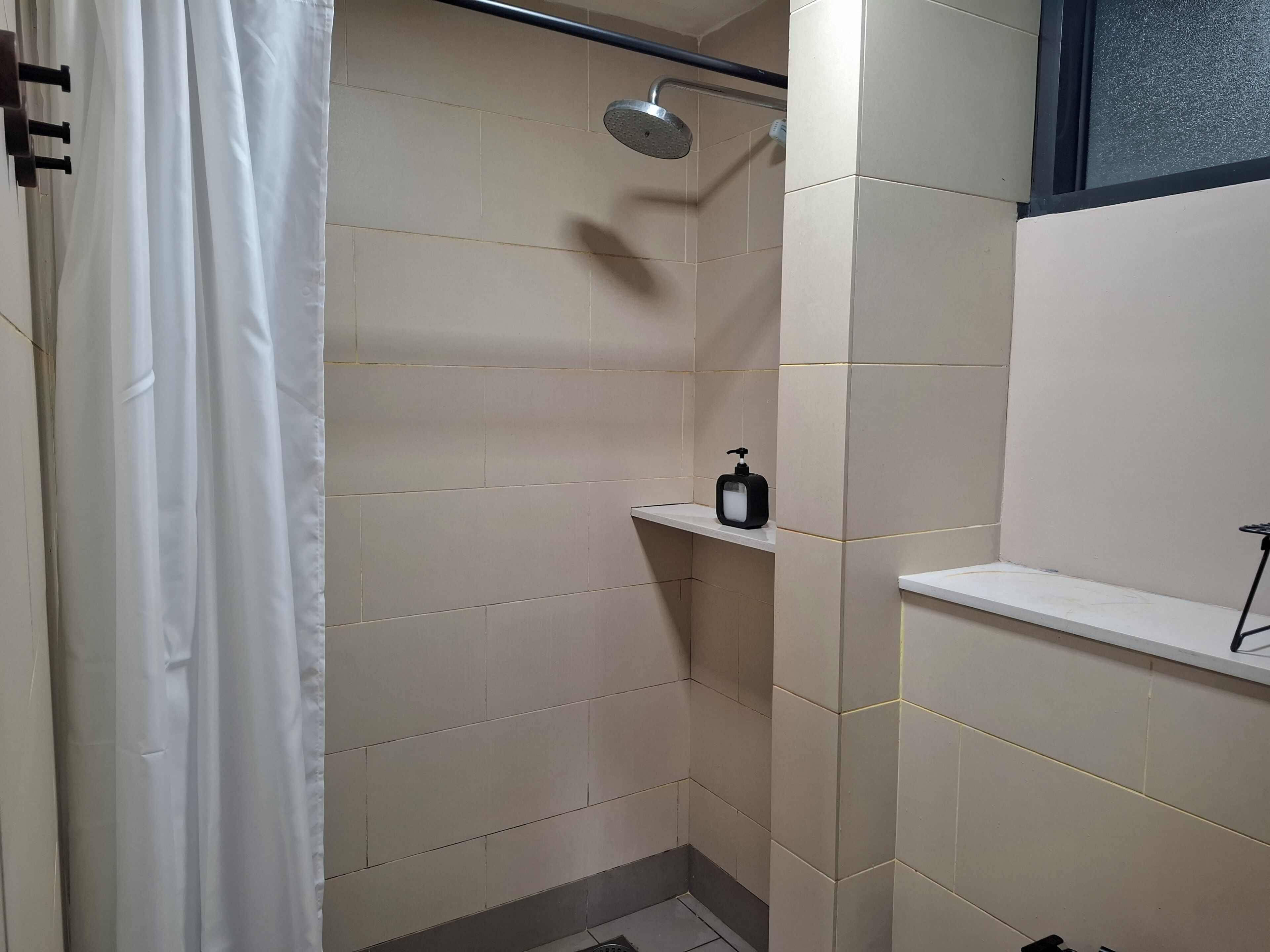 Bruser, hårtørrer, bidet, håndklæder