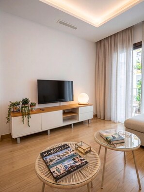 Smart TV, books - New San Ramon 33 Apartment Old Town 2 min. from the beach! (Marbella)