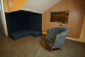 Lobby sitting area - The Parth Resort (Padrauna)