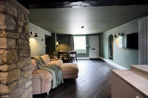 Smart TV, books - Fuchsia Cottage | Sands Farm (Wilton)