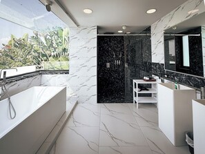 Shower, hair dryer, bidet, towels - Luxurious Magnitude 6-bedroom Villa in Pattaya (Bang lamung District)