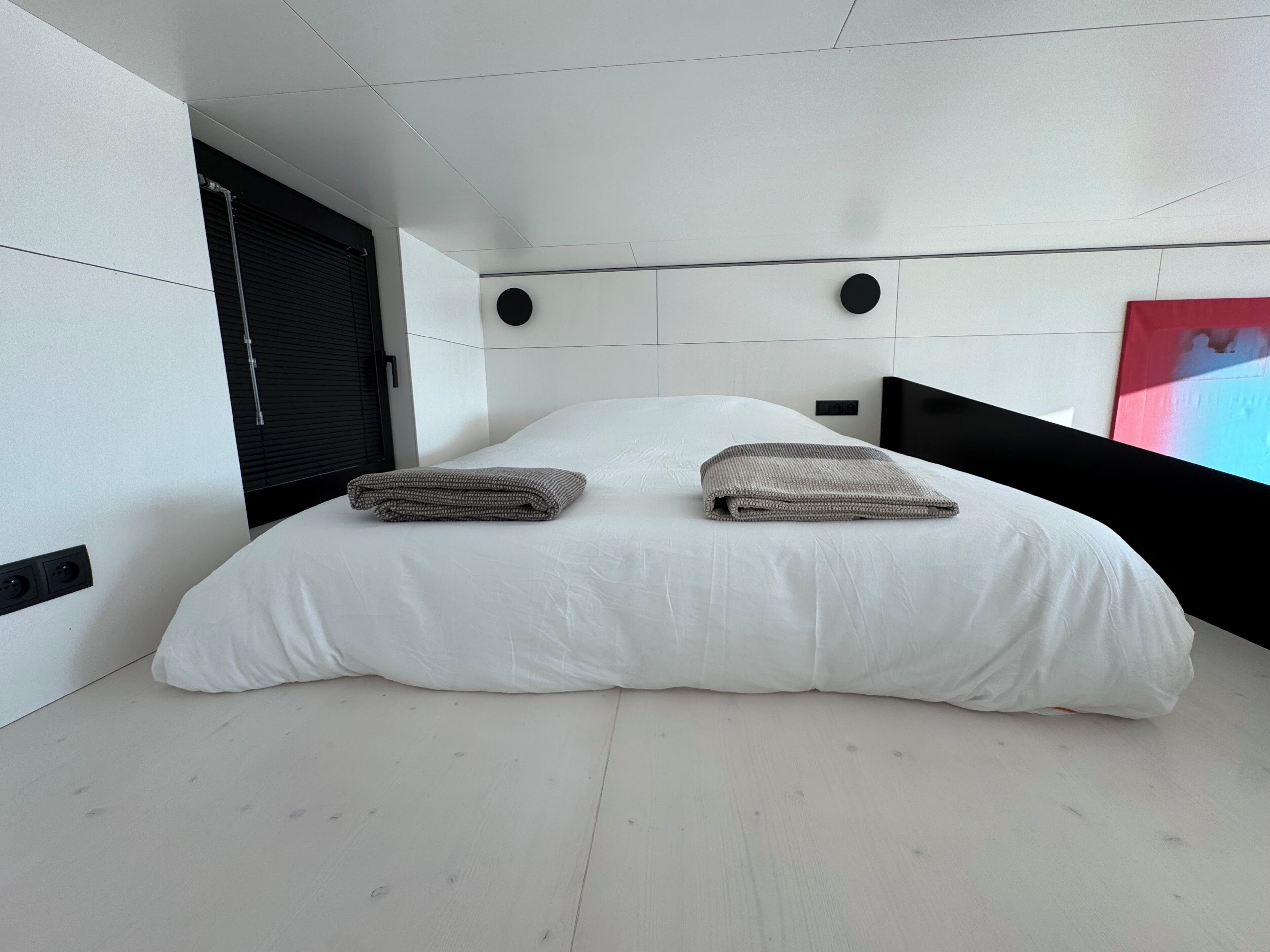 WiFi, bed sheets