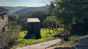 A small building with a flat roof, surrounded by greenery and a clear sky. - Brand new: Eco-logement Koda Loft 2 - Introductory price! (Hommert)