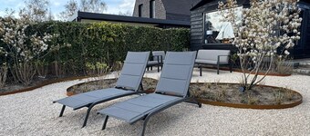 `t Blauwe Huysje at the waterfront including sauna and hot tub