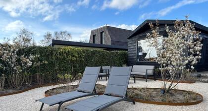 `t Blauwe Huysje at the waterfront including sauna and hot tub