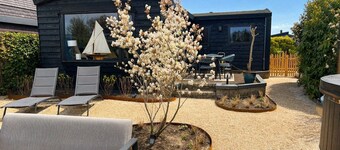 `t Blauwe Huysje at the waterfront including sauna and hot tub