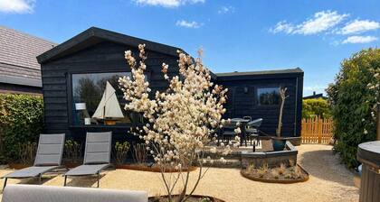 `t Blauwe Huysje at the waterfront including sauna and hot tub