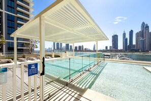 Pool - Marina Vista T2 - Opulent 1BR with Amazing The Palm View (EMAAR Beachfront)