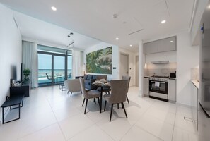 Interior - Marina Vista T2 - Opulent 1BR with Amazing The Palm View (EMAAR Beachfront)