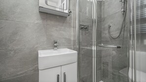 Shower, hair dryer, towels, soap - Stylish Studio in Heart of London - Great Transport (London)