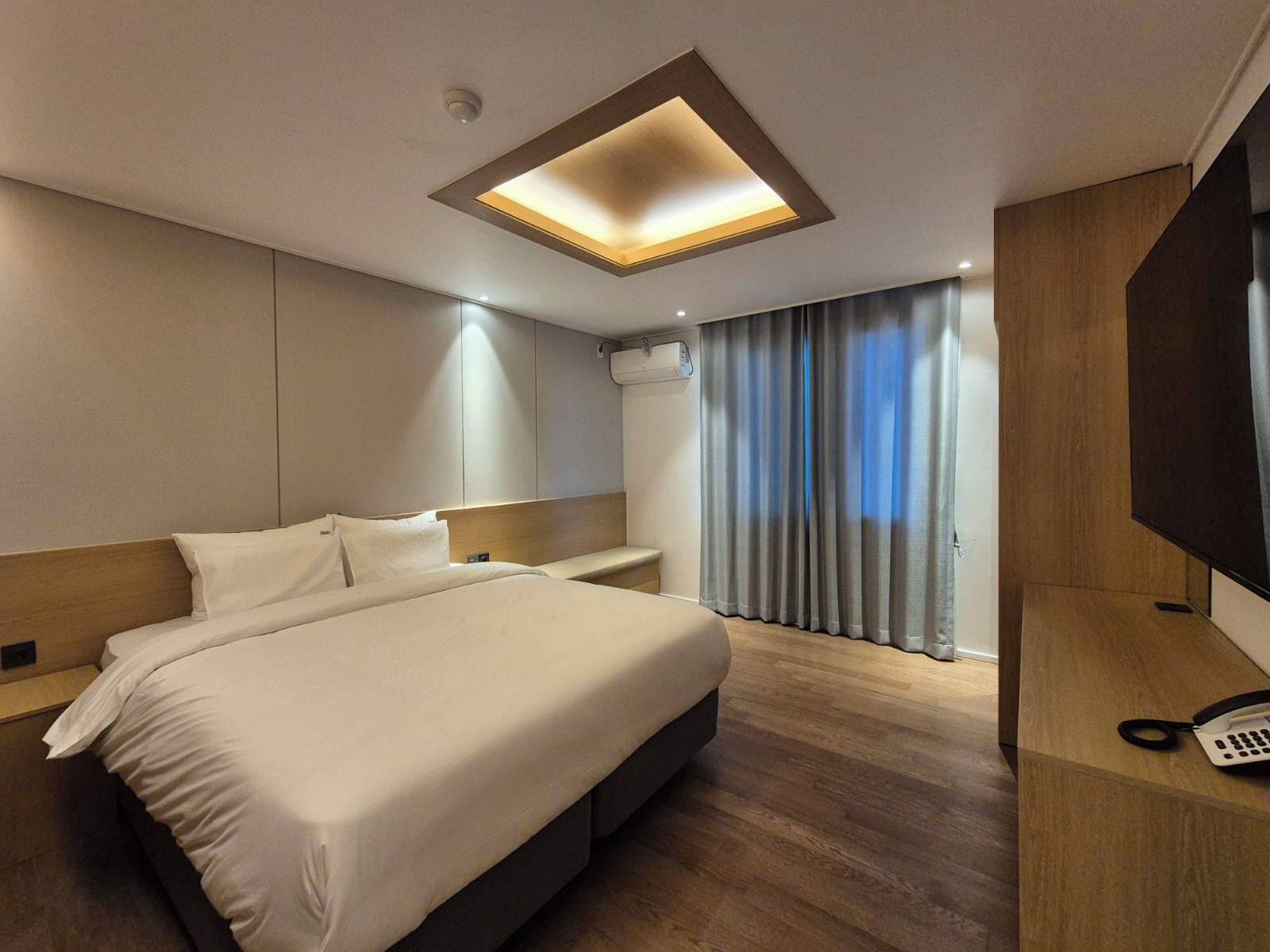 Deluxe King Room | Blackout drapes, free WiFi