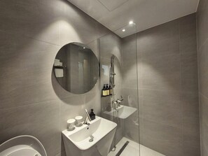 Presidential Suite Poolvilla | Kamar mandi | Perlengkapan mandi gratis, pengering rambut, handuk, dan sampo