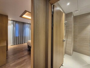 Deluxe King Room | Blendingsgardiner og wi-fi (inkludert)