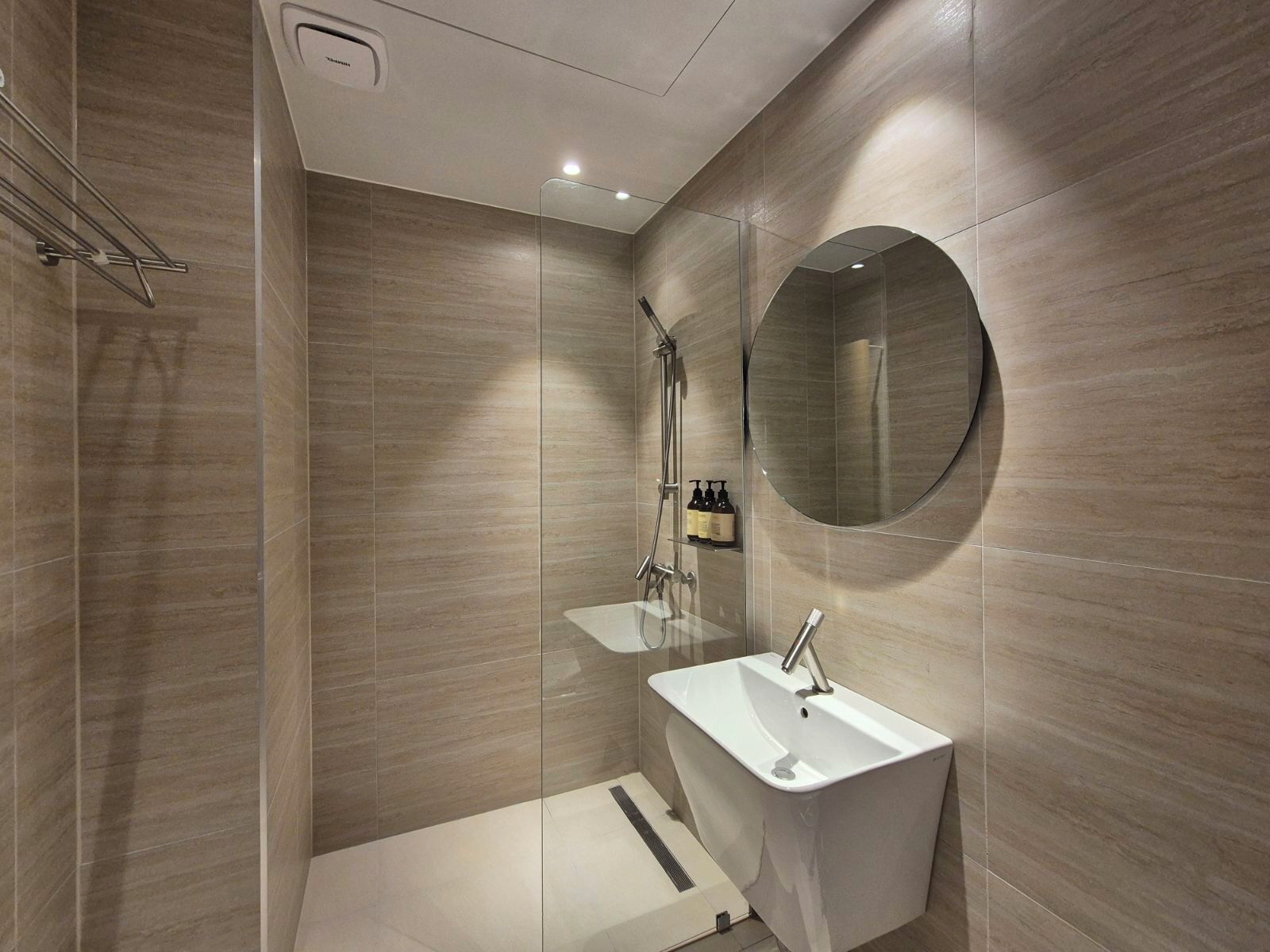 Superior Triple Room | Bathroom | Free toiletries, hair dryer, slippers, towels