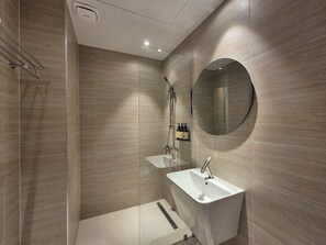 Superior Triple Room | Bathroom | Free toiletries, hair dryer, slippers, towels - Ieum hotel Mokpo peace square branch (Mokpo)