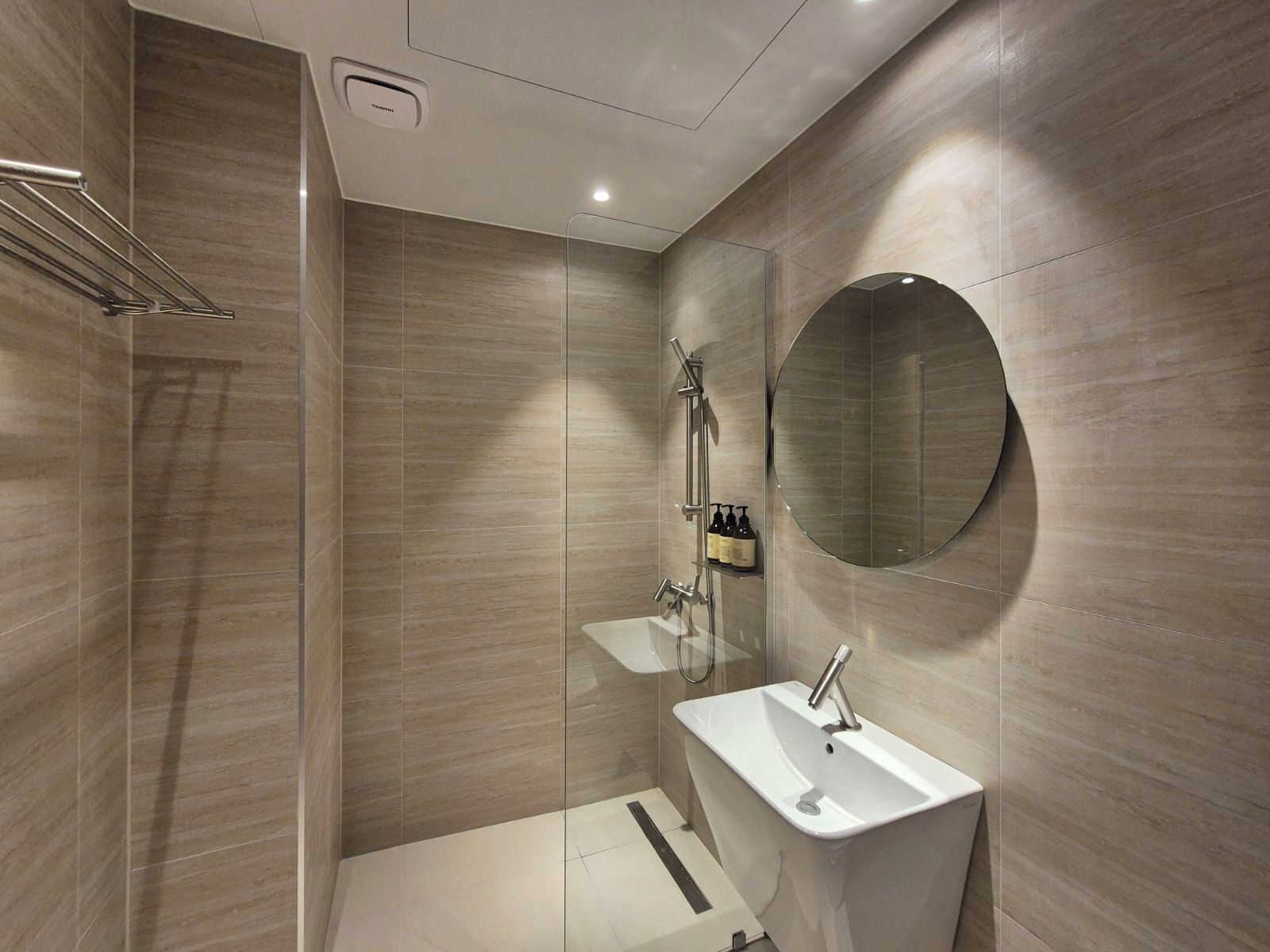 Deluxe King Room | Bathroom | Free toiletries, hair dryer, slippers, towels
