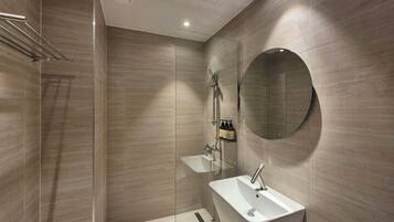 Deluxe King Room | Bathroom | Free toiletries, hair dryer, slippers, towels