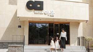 A hotel entrance with a sign reading 'HOTEL 아일'.