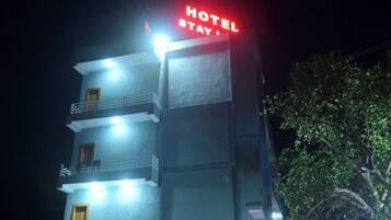 Vista frontal de la propiedad