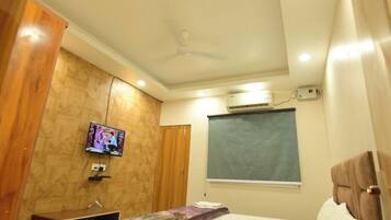 Iron/ironing board, free WiFi, bed sheets
