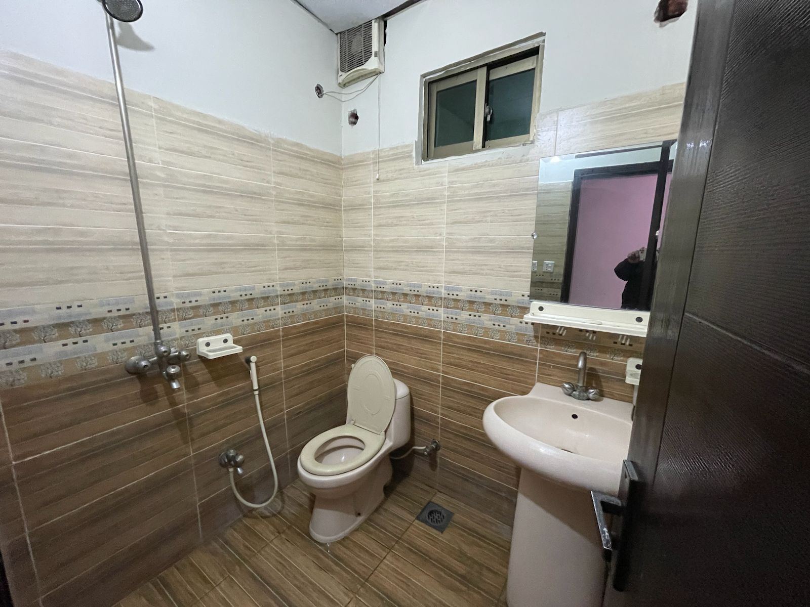 Serviettes fournies, savon, papier toilette