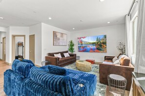 Smart TV - 9 Bedroom/Lazy River/Sleeps 24/Pickleball/Theater (Coachella)