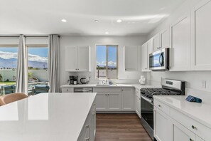 Fridge, microwave, stovetop, dishwasher - 9 Bedroom/Lazy River/Sleeps 24/Pickleball/Theater (Coachella)