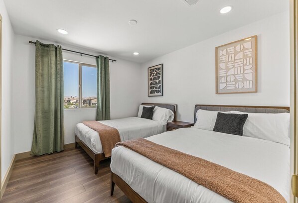 9 bedrooms, iron/ironing board, free WiFi, bed sheets - 9 Bedroom/Lazy River/Sleeps 24/Pickleball/Theater (Coachella)