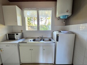 A compact kitchen with a microwave, sink, and refrigerator. - Charming house near beach - 4 guests (Saint-Hilaire-de-Riez)