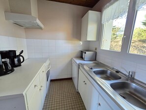 Fridge, microwave, oven, stovetop - Charming house near beach - 4 guests (Saint-Hilaire-de-Riez)