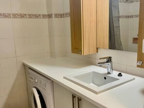 Interior - Sunny studio, AC, pets & parking - 2 guests (Amélie-les-Bains-Palalda)