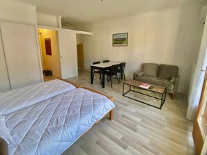 Interior - Sunny studio, AC, pets & parking - 2 guests (Amélie-les-Bains-Palalda)