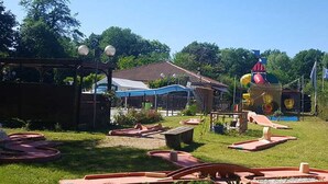 Un parque infantil con toboganes y una estructura para escalar.