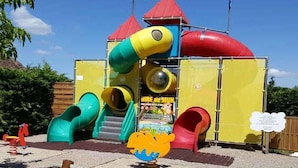 Un parque infantil con toboganes y una estructura de juego.