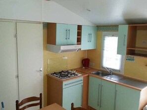 Fridge, microwave, coffee/tea maker - Mobile home, pets allowed - 4 guests (Girac)