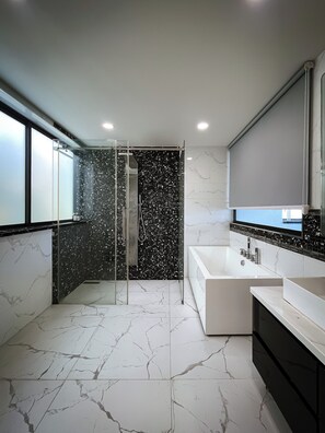 Shower, hair dryer, bidet, towels - Luxurious Magnitude 8-Bedroom Villa in Pattaya (Bang lamung District)