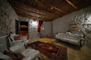 Habitación superior, balcón, vistas a la ciudad | Zona de estar