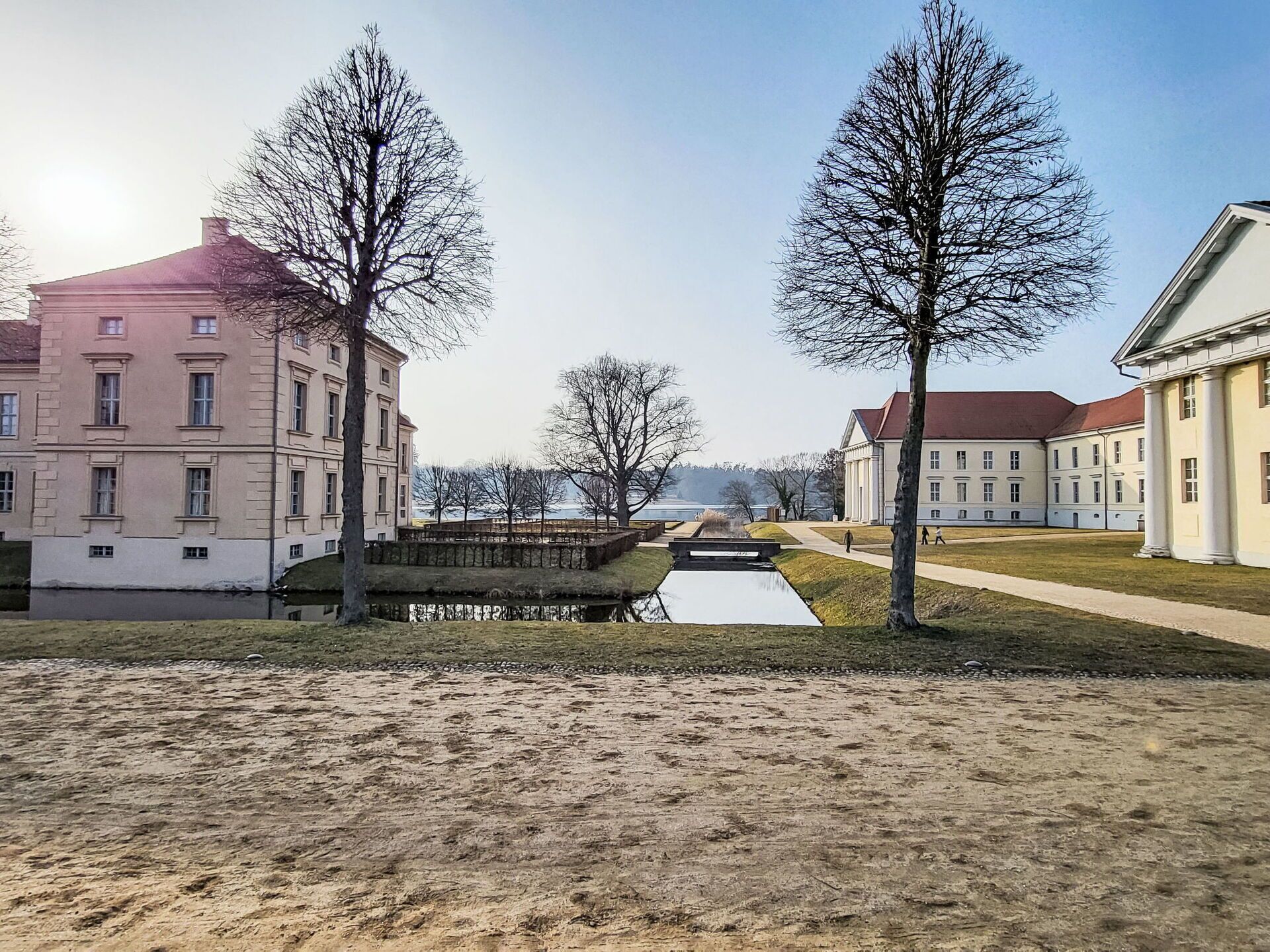 المنطقة المحيطة بالمنشأة